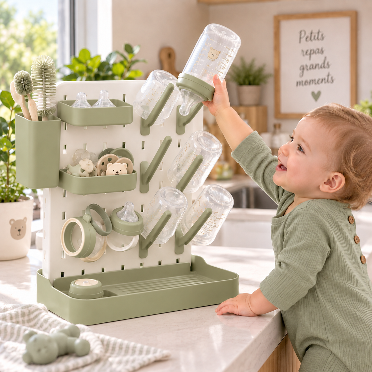 Bébé se sert du seche biberon