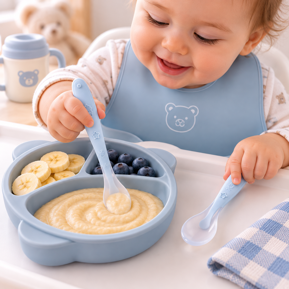 Bébé se sert du duo de cuilleres bebe pour manger