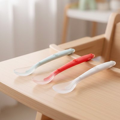 Cuillère pour bebe en trois couleurs 