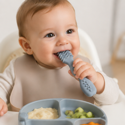 cuillere bebe pratique dans ses mains