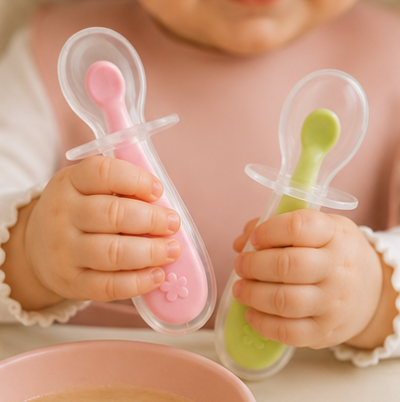 mains tiennent cuillère bebe