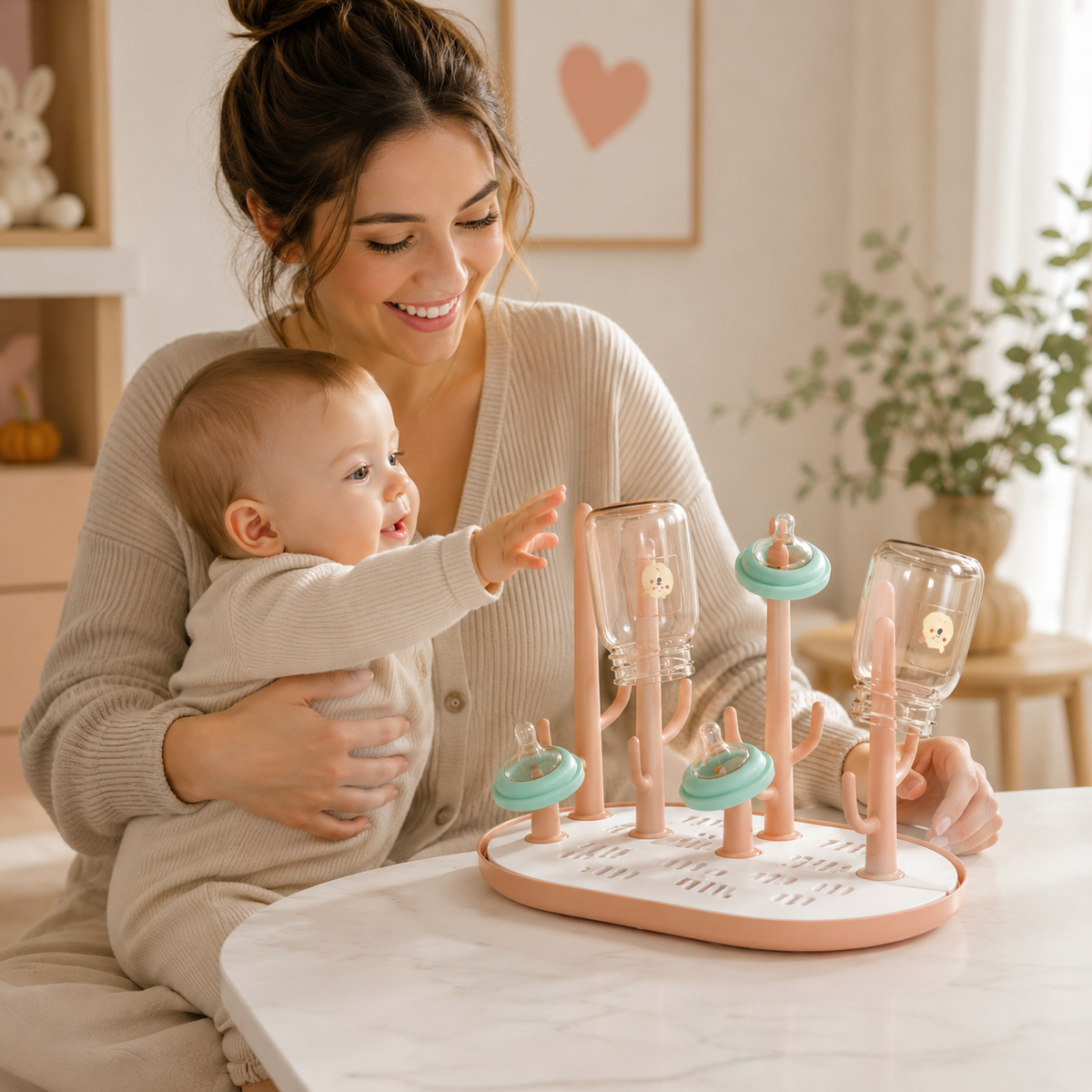 maman porte bebe qui tend la main vers sèche biberon